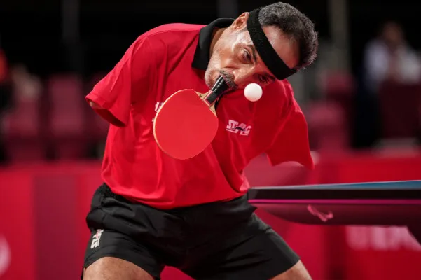 Thán phục tay vợt dự Paralympic đánh bóng bàn bằng miệng