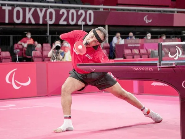 Thán phục tay vợt dự Paralympic đánh bóng bàn bằng miệng